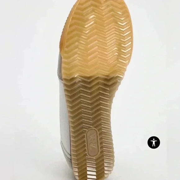 Zara casual womens sneakers size 6 NWT
Perfect for a vacation trip or any day - Picture 5 of 9